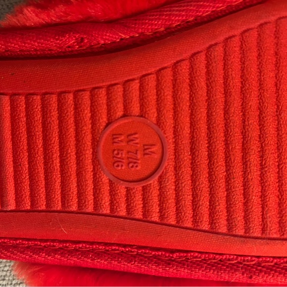 Red Target Slippers - Picture 3 of 3